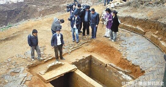  大墓■杭州寺庙挖出一块青砖，考古队大喜下面有大墓，墓主与岳飞齐名