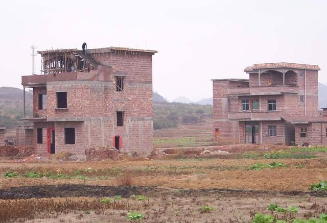 农村宅基地建房，高度、层数都有限制，建错了小心拆掉！