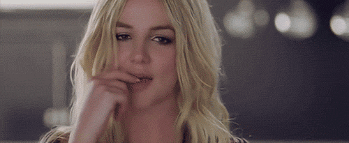 “小甜甜”布兰妮现身机场爆肥如大妈，露脐装+超短裤挤出一堆肉