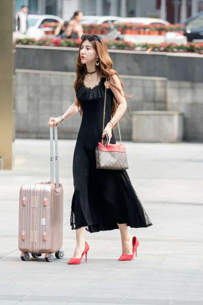 气质小姐姐黑色吊带长裙御姐范十足, 贴身的设计尽显高挑身材