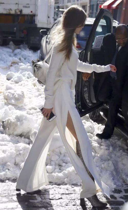 蔡依林穿开叉裙，白百何穿开叉裤，露腿才时髦啊！