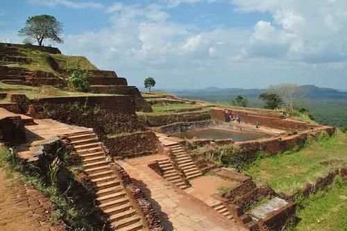 建在200多米巨石上的空中宫殿，被赞誉为世界第八大奇迹