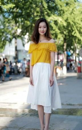  『小姐姐』路人街拍，小姐姐头戴墨镜发型微卷，整体给人感觉真有型