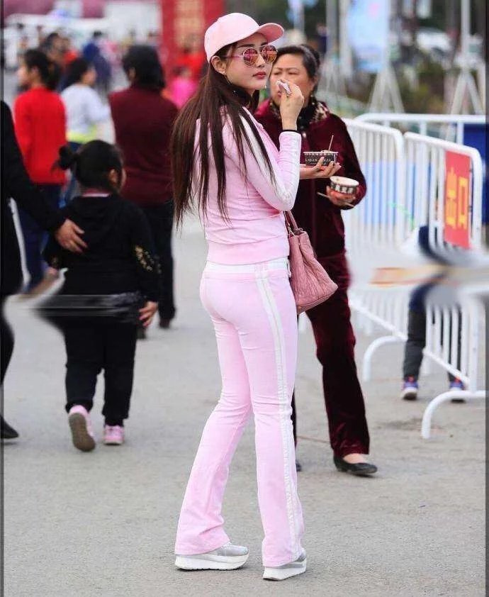 街拍: 运动装女神小姐姐, 丰腴身材清晰可见