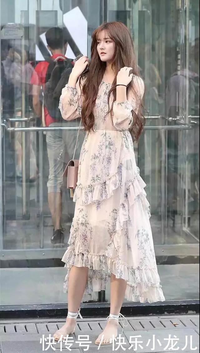 【尖头】街拍:美女搭配着一双尖头的高跟鞋,让她娇小的身材也能够十分的有魅力
