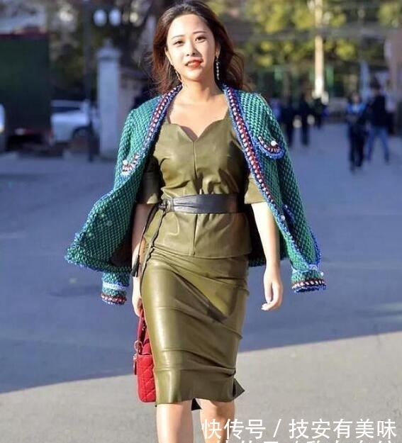 「美女」街拍美女时尚,身材好就是让人开心,回头率很高