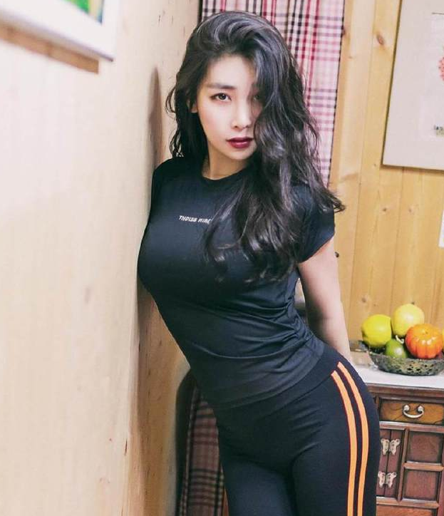 美丽的打底裤女神，尽显漂亮腿型，更具女人味！