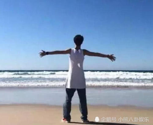 易烊千玺黄明昊仗着身材好胡乱搭配衣服，网友：穿衣打扮如锯腿