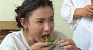 『包袱』董璇穿性感迷人晚礼服吃辣皮,一根接一根,不在意偶像包袱