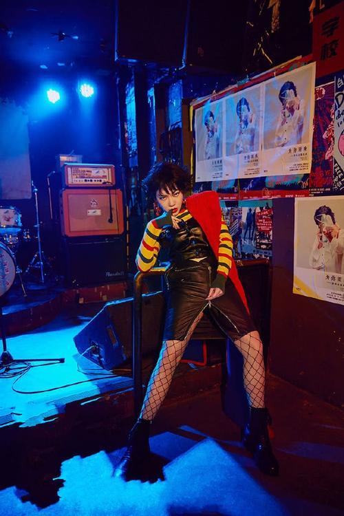 吴莫愁又刷三观，短裤下方穿渔网袜，网友：这腿给100分！