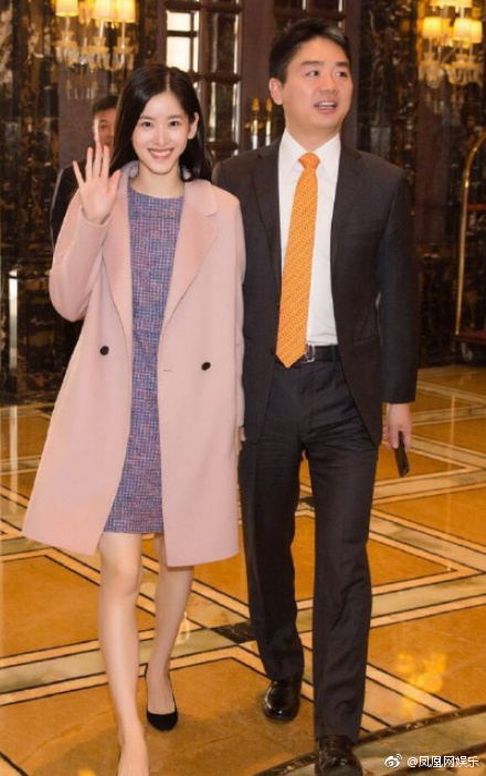 网友偶遇章泽天刘强东 奶茶妹妹素颜甜笑少女肌赢了