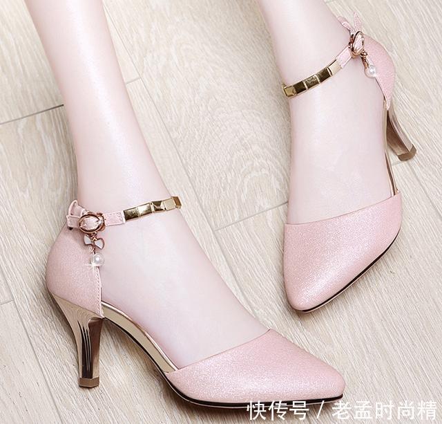  『跟一字扣』40岁女人穿鞋要精致，这9款时尚女鞋，修饰脚型显腿长
