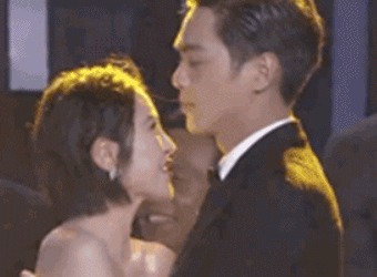 两个小揪揪的唐艺昕看起来最多18！