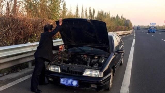 高速半路车坏了咋办？直接找交警吗？很多车主不懂，花了冤枉钱！