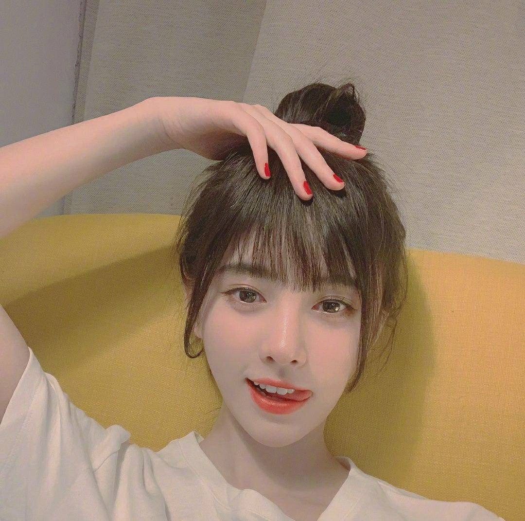  [大不一样]鞠婧祎, 虞书欣撞上同款造型, 都是94后, 状态大不一样