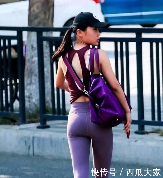  『美女』街拍美女时尚，身材好就是让人开心，回头率很高