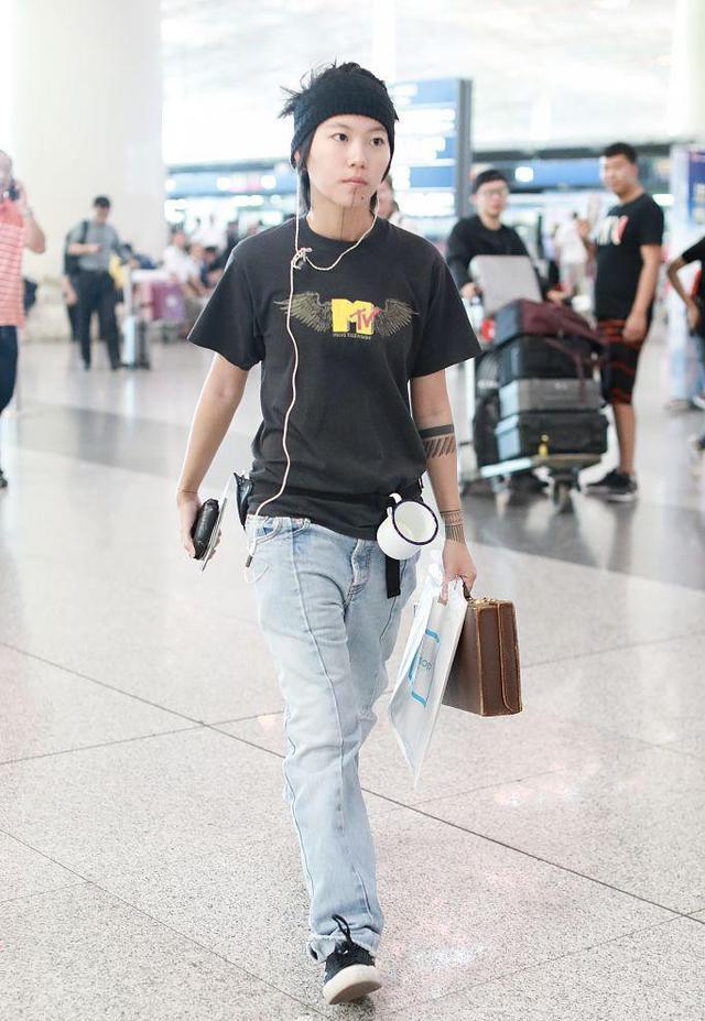 窦靖童穿衣正常了，一身黑衣尽显低调，看到她身上的纹身，我傻了