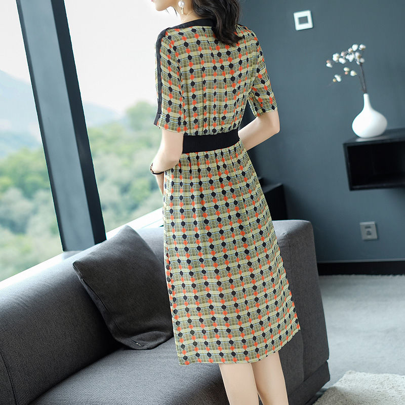 45岁老婆真会穿衣打扮,穿这时尚气质裙,比三十岁大姑娘还惊艳