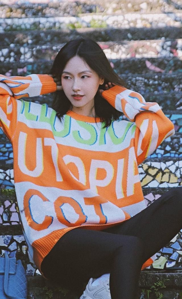  #能体现出#成熟女人不要再穿大地色了，亮色的服装更显女人味，优雅又气质