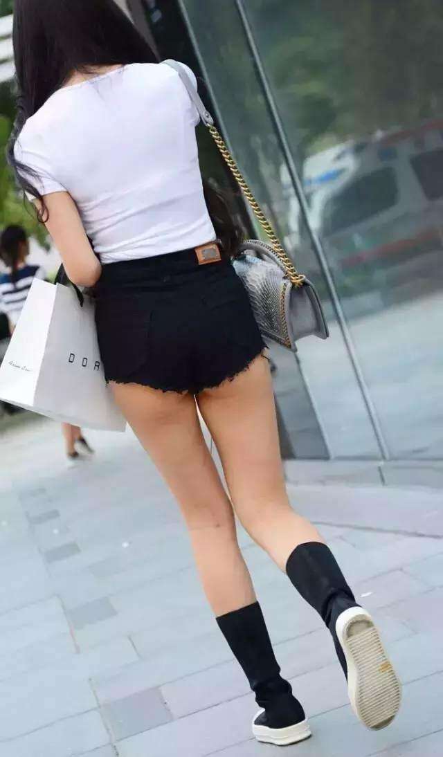 街拍: 穿紧身T恤和超短裤的美女, 肉肉的很好看