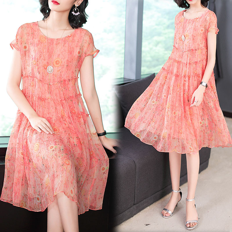 越来越多女人不穿小背心了，现时兴这“透透服”，凉爽更美嫩