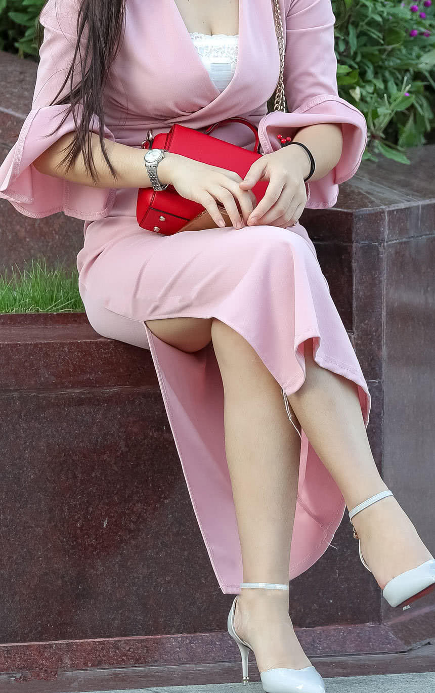 甜美小姐姐这样的身姿很是妩媚，穿搭开叉半身裙让人欲罢不能