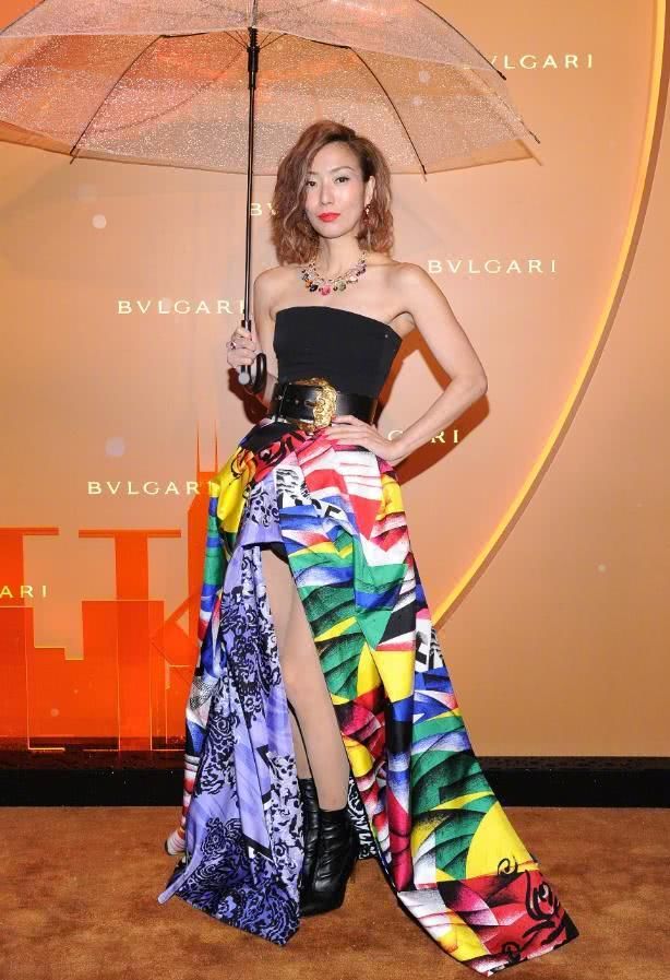 郑秀文也炫腹,但马甲线竟是“梯形”!怎么练出来的?