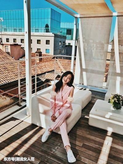 27岁张天爱与30岁刘亦菲，同穿粉色西装，竟一个总裁一个助理