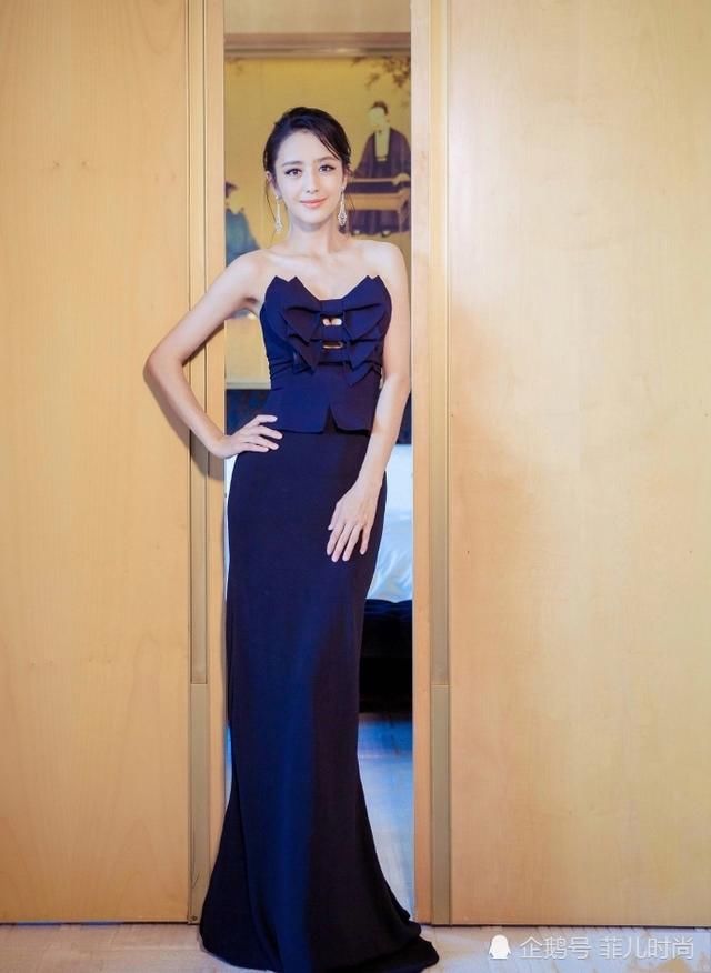 佟丽娅为显身材真拼，穿深V吊带玩性感，网友：撑不起来别装熟女