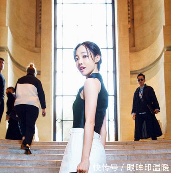 白百何太敢穿！穿超短裤太紧硬穿勒出三角区，网友笑晕在厕所！