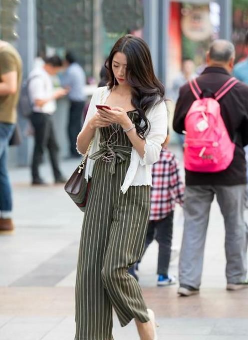  搭配■街拍：兰质蕙心的美女，一件白色上衣配灰色百褶裙，时尚靓丽气息