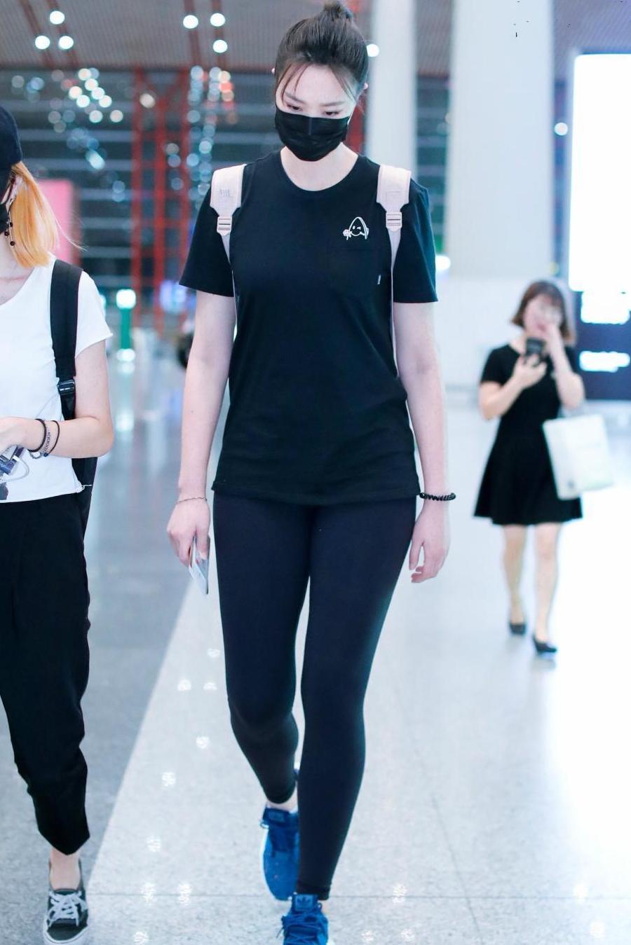 惠若琪的上衣不够长, 也敢下半身只穿打底裤, 网友: 为了显腿长呗