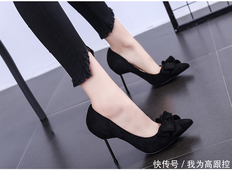 纤细的筷子跟与蝴蝶结结合的高跟鞋