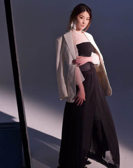 陈慧琳睡衣裙亮相，好身材挡都挡不住，看完后网友的眼睛都亮了