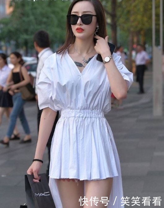 减龄:街拍集:要想甜美时尚又减龄,当然要选择白色连衣裙
