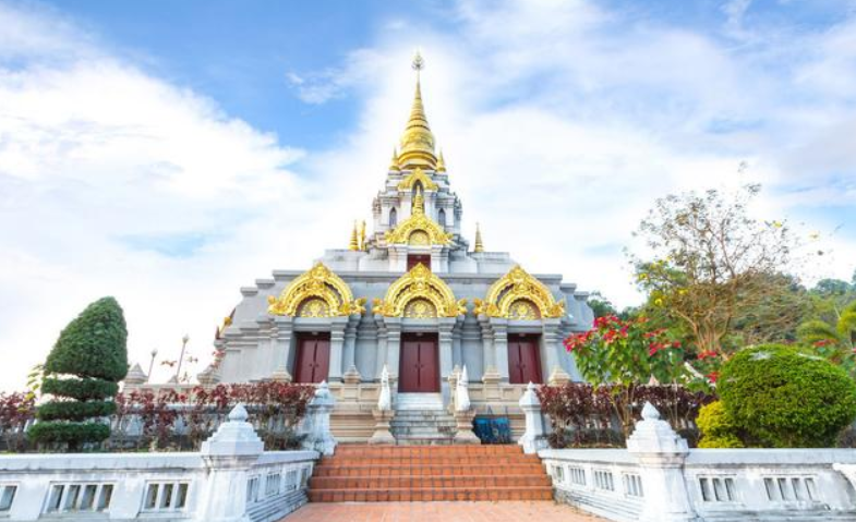 泰国一厕所用“黄金”打造,想如厕得先拖鞋,曾限制中国游客进入