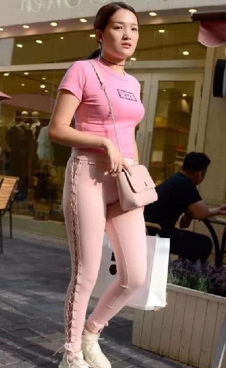 30岁小少妇运动紧身裤勾勒丰腴臀线，尽显成熟女人不同韵味