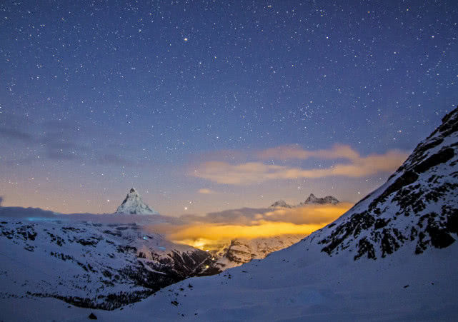 这座山峰每年吸引了各个国家的游客，风景美到让人窒息!