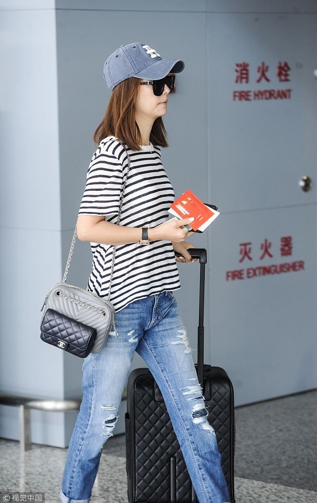 林心如推行李箱独自现身素颜皮肤嫩 背后留“玄机”柳腰似少女