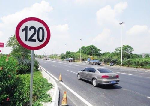 一年被撞死2万人，为什么德国高速公路还不限速？今天终于明白了