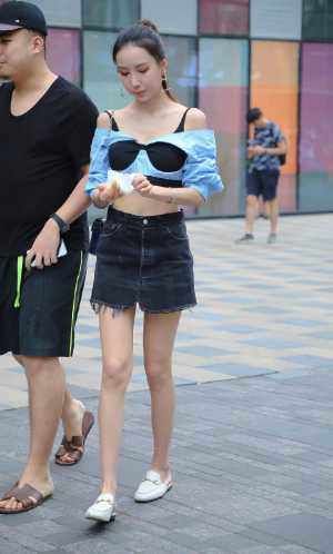 『展现』小姐姐大玩内衣外穿,小姐姐上衣好有特点,展现性感好身材