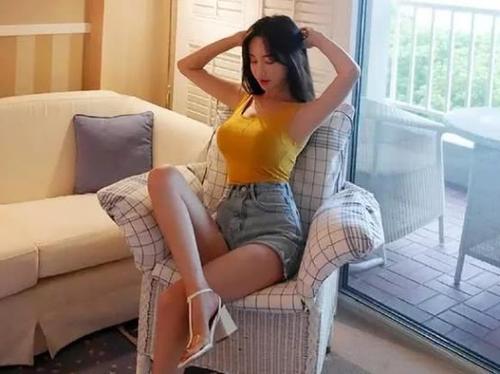 牛仔短裤的美，让你全身散发出迷人光彩！