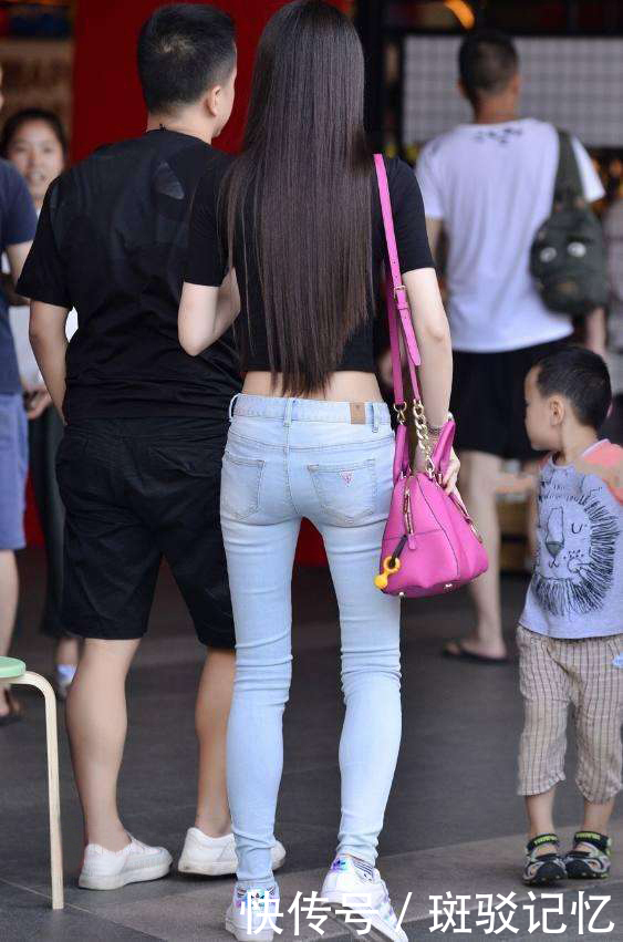 街拍：小姐姐好漂亮！露脐短T恤配浅色紧身牛仔裤，随性又自然