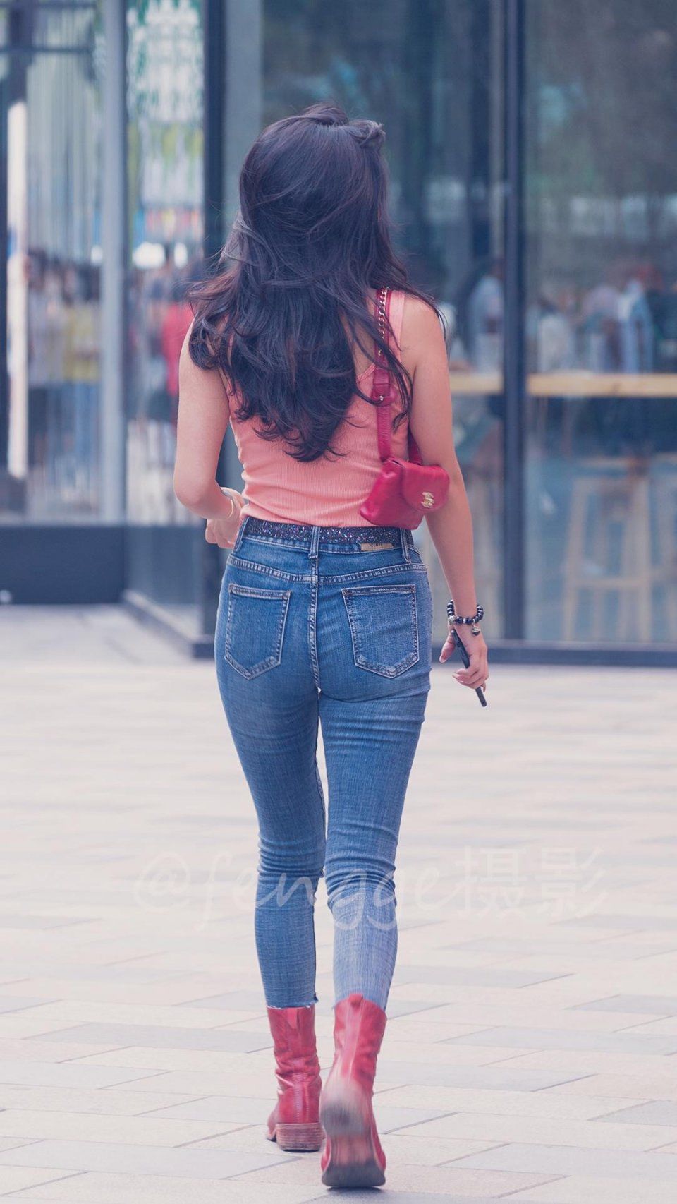 街拍:穿紧身牛仔裤的姑娘，身材微胖，气质阳光，令人难忘