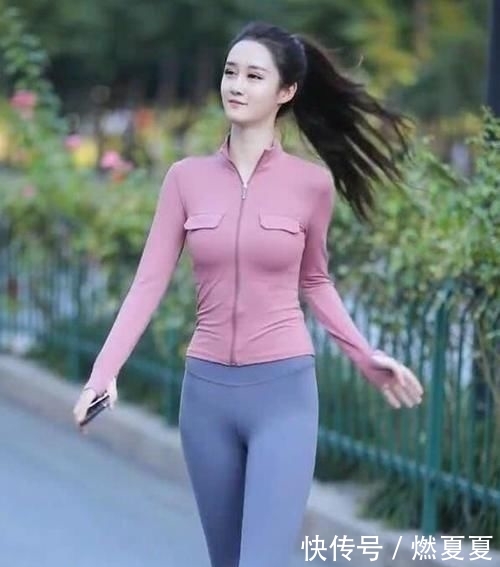  【美女】春暖花开的季节，时尚美女喜欢穿着紧身裤逛街，自信秀出凹凸感身材！
