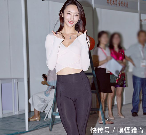 紧身打底裤,穿出成熟女人气质,特别吸引目光