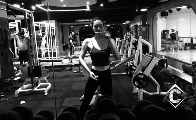 从油腻中年妇女到健身比基尼选手，这位小姐姐1年的逆袭太惊艳!