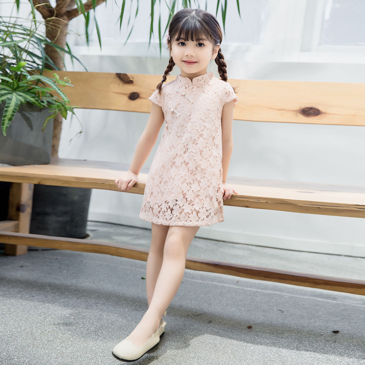 如果有可爱的女儿，一定要给她准备这样的旗袍装，尽显气质淑女范