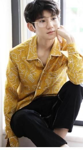 8位小鲜肉的睡衣秀:蔡徐坤魅惑，易烊千玺清秀，林彦俊好高冷!