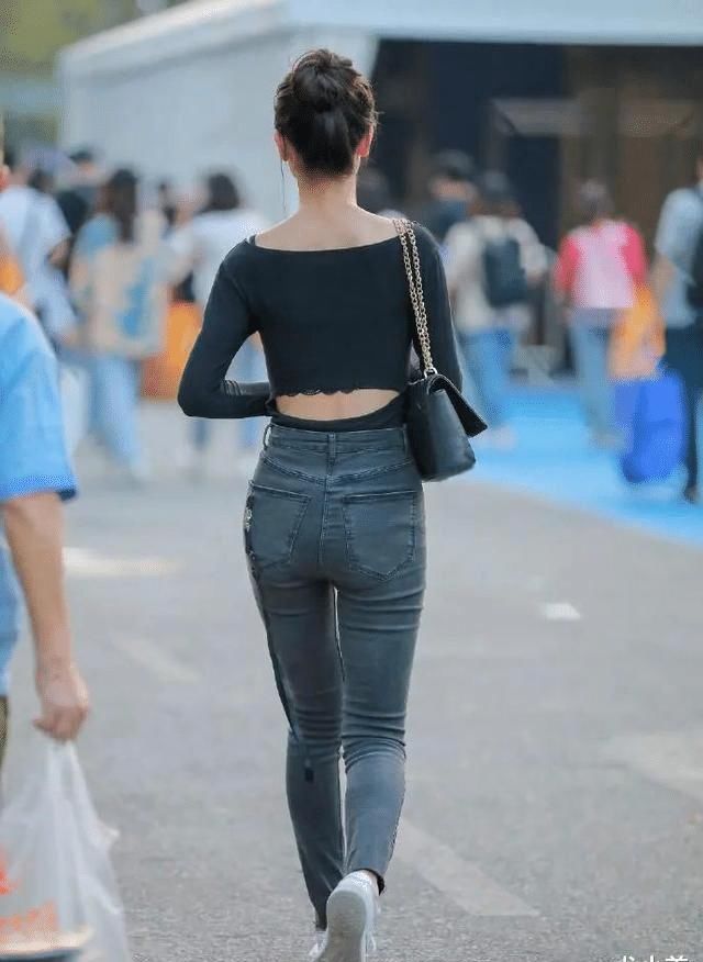  白鞋|牛仔裤美女搭小白鞋, 遮肉又显年轻